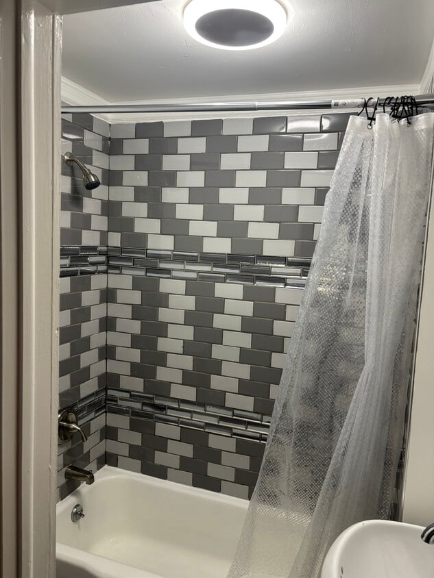 Full bathroom - 84 Western Ave