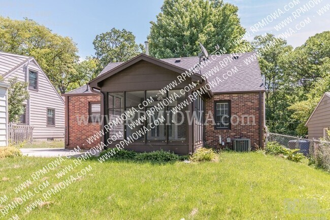 Building Photo - SOUTH OF GRAND!! 3 Bedroom, 1 Bath Home in...