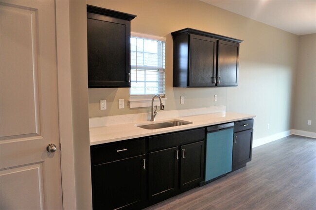 Foto del edificio - Brand New 3 Bedroom Home with Privacy Fenc...