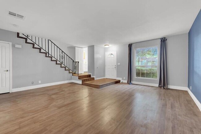 Building Photo - LOVELY 2-STORY TOWNHOME WITH 3 BEDROOMS / ...