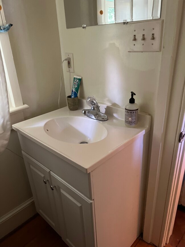 Foto del edificio - 1115 Bracketts Farm Rd