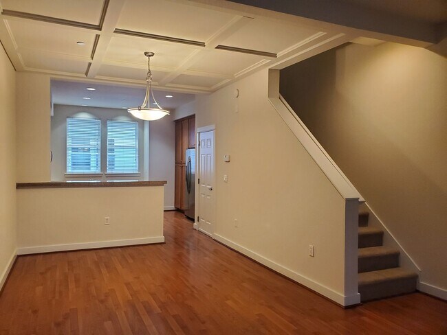 Building Photo - Spacious Townhome, Bonus Room, Fresh Paint...