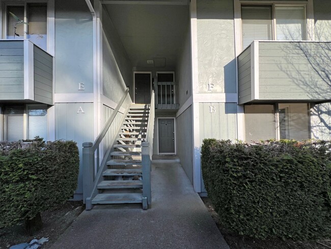 Building Photo - Renovated 1 bedroom 1 bath condo in Desira...