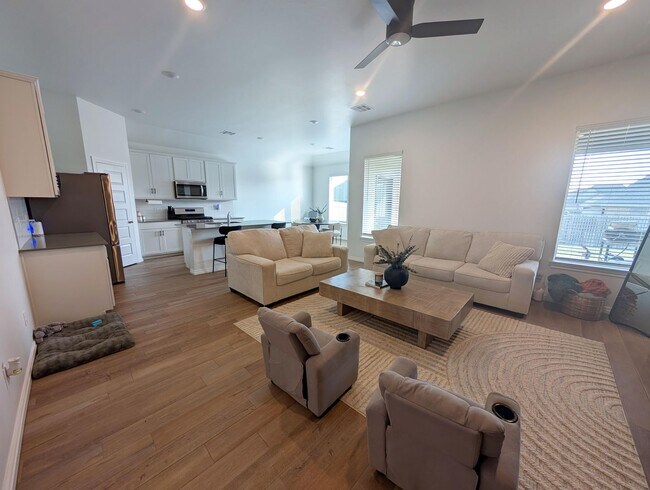 Building Photo - Beautiful 4 Bed in Yukon