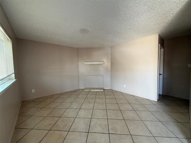 Foto del edificio - 2203 Donahue Ln