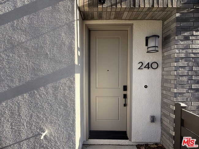 Foto del edificio - 240 Abacus Ave