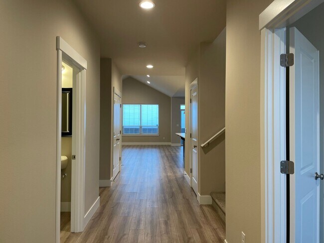 Foto del edificio - NEWER 4 Bed 2.5 Bath Home! MASTER ON MAIN! Located near the Ridgefield Outdoor Recreation Center,...