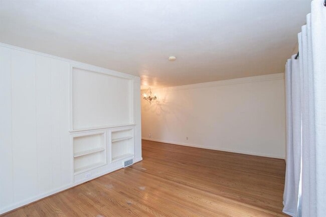 Foto del edificio - 4933 Woodland Ave