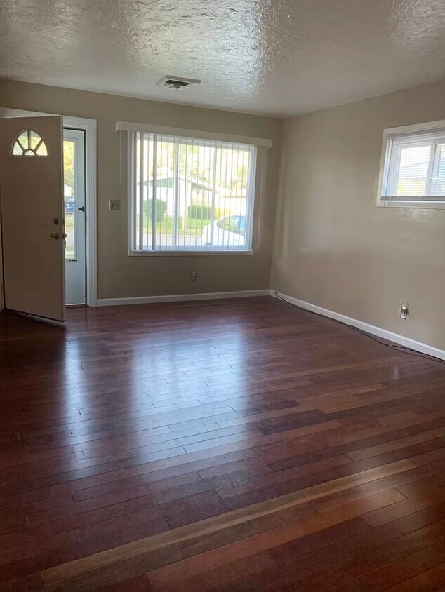 Primary Photo - 23765 Melville Ave