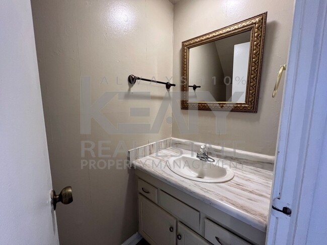 Building Photo - 2 Bedroom, 1.5 Bathroom Townhouse on Roble...