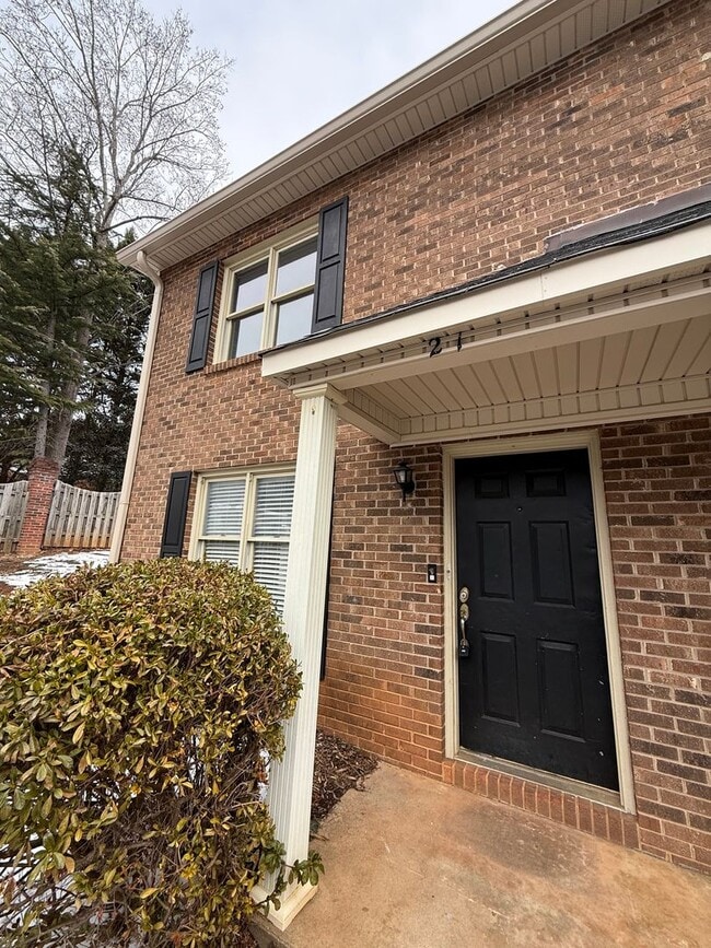 Building Photo - 3-Bedroom Townhome Just Minutes From Downtown Hickory!