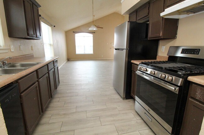 Foto del edificio - Two Story Home in Socorro