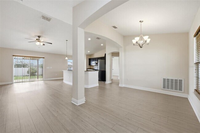 Building Photo - 115 Maple Dr