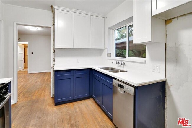 Foto del edificio - 6244 Simpson Ave