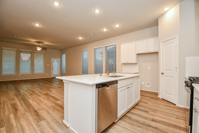 Foto del edificio - 1215 Carswell Grove Dr