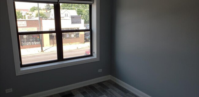 Foto del edificio - 3 bedroom in Chicago IL 60641
