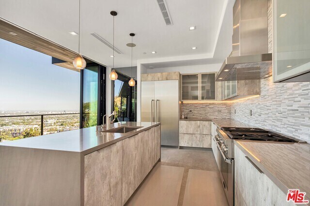 Foto del edificio - 8130 Laurel View Dr