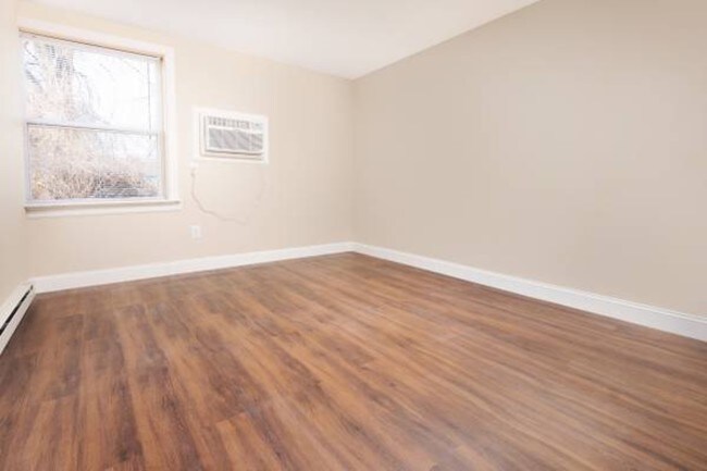 Building Photo - 246 Clyde St