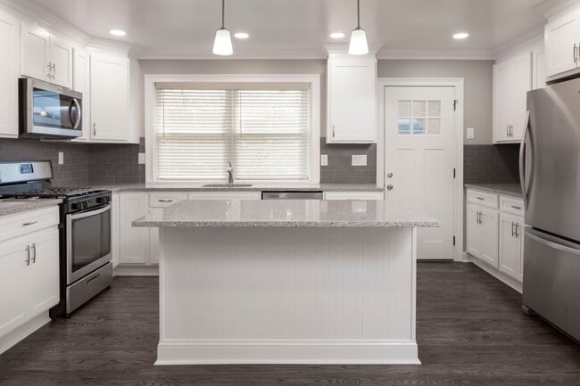 Interior Photo - The Courtyard @ Clifton: In-Unit Washer & Dryer, Heat, Hot & Cold Water, Gas Included, and Bark P...