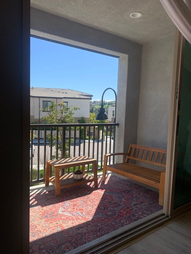 Building Photo - Awesome Spacious Townhome