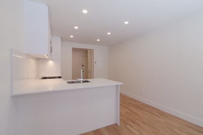 Building Photo - 4585 Av. Dupuis