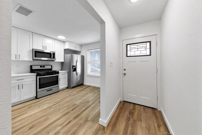 Building Photo - 3635 Oakhall Dr