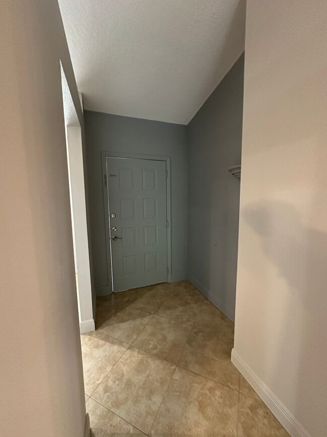 Building Photo - Amazing  2/2 Condo in South Orlando - Clos...