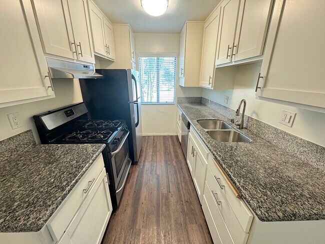 Foto del edificio - 5051 Woodman Ave