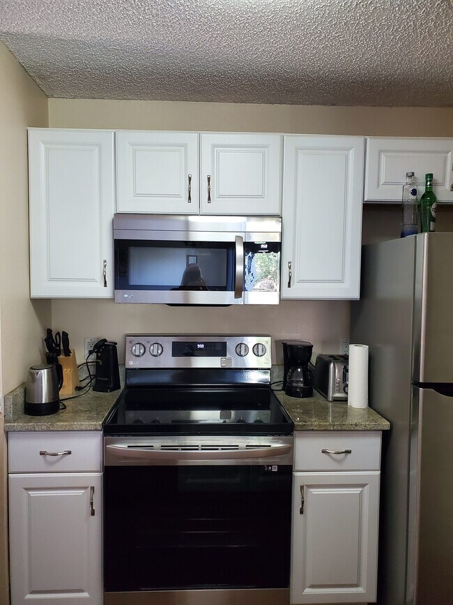 Cocina completa con estufa y microondas LG nuevos. - 115 112th Ave NE