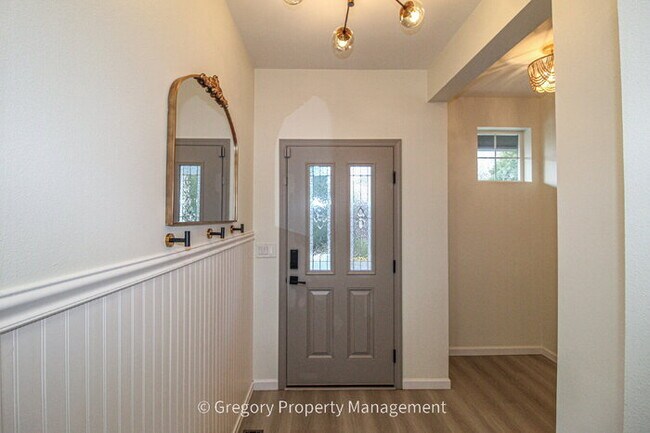 Foto del edificio - Beautiful and Modern Two-Story Home in Great Millcreek Location! 3 Bedrooms, 2.5 Bathrooms, Spaci...