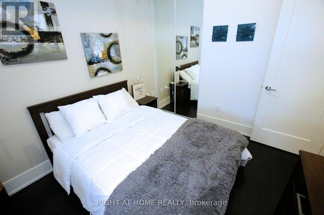 Building Photo - 330 Richmond St W