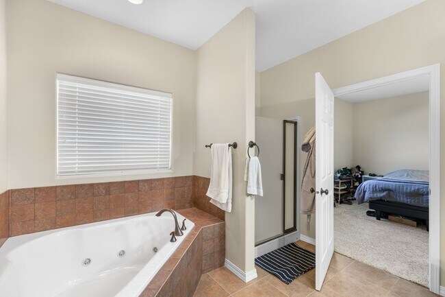 Foto del edificio - Spacious 3-Car Garage, and Pet-Friendly Home