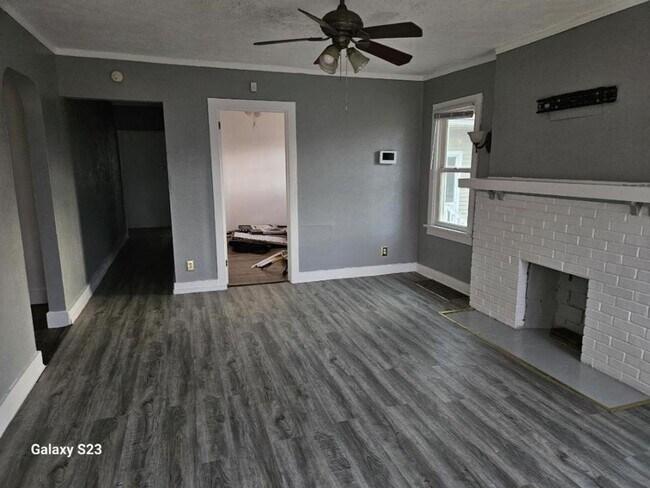 Building Photo - Spacious Single Family Home