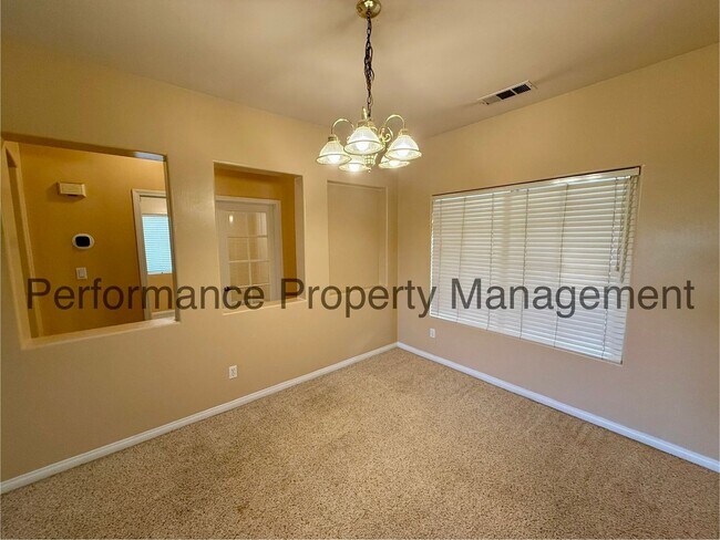 Foto del edificio - Stunning 4 Bed/2 Bath SW Bakersfield Home ...