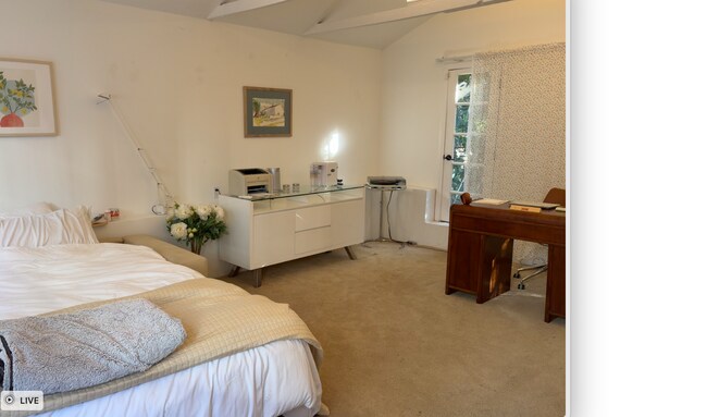 Distribución del estudio con cama, escritorio y puertas francesas en ambos lados. - 2026 N Oxford Ave