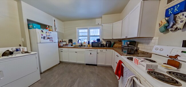 Building Photo - 3D Tour Available - Less than 1 Block from...