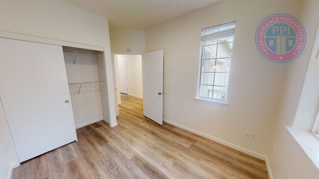 Foto del edificio - Happy Valley !! Updated Beatiful Townhome!...