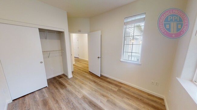 Building Photo - Updated Beatiful Townhome! Large open Kitc...