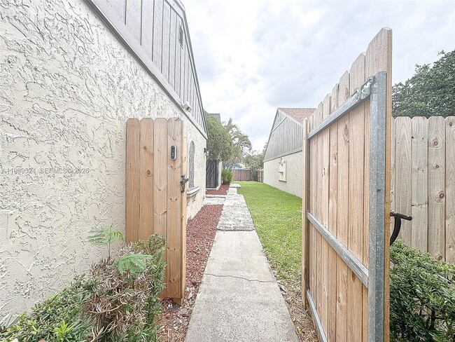 Foto del edificio - 9635 SW 74th St