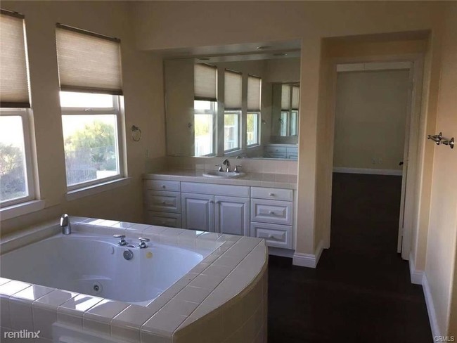 Building Photo - 4 br, 4 bath House - 2941 E Hillside Dr