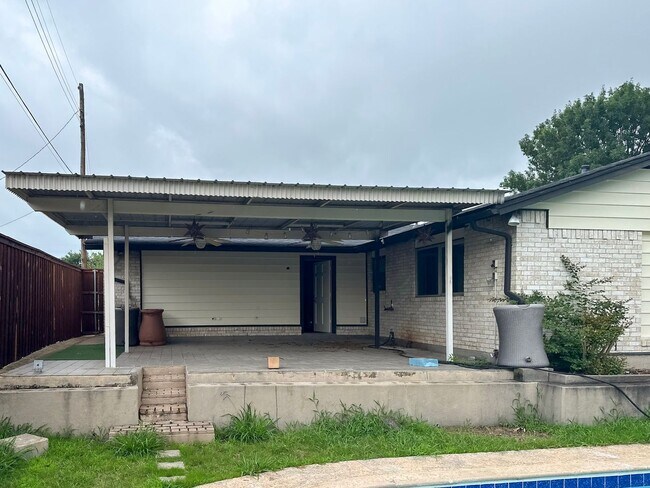 Foto del edificio - 3 Bedroom / 2 Bath / 2 Car Garage w/ a POOL!