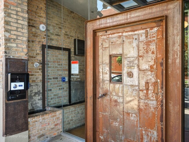 Building Photo - 2545 S Dearborn St