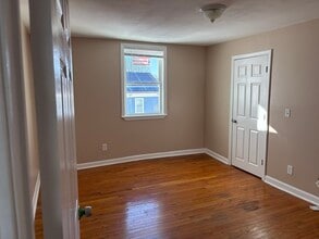 Building Photo - 14 School St