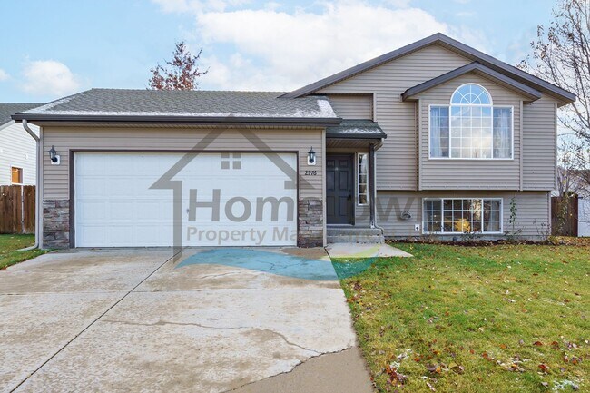 Foto del edificio - 4-Bedroom 2-Bathroom Home with Attached 2-...