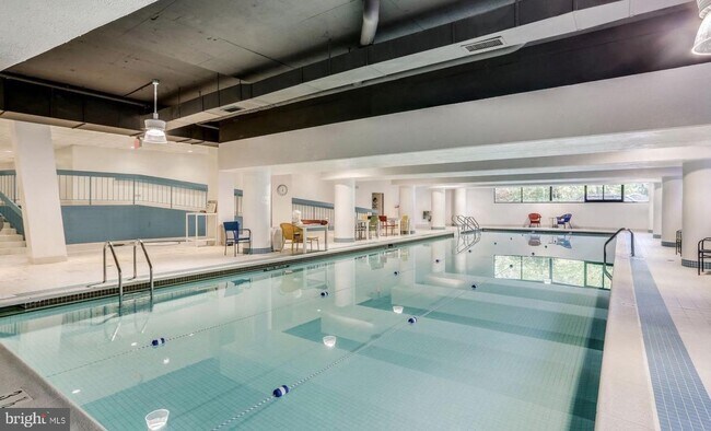 Foto del edificio - 1300 Crystal Dr