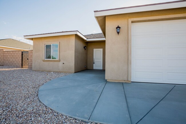 Foto del edificio - Beautiful 4 bed, 2 bath home AVAILABLE for...