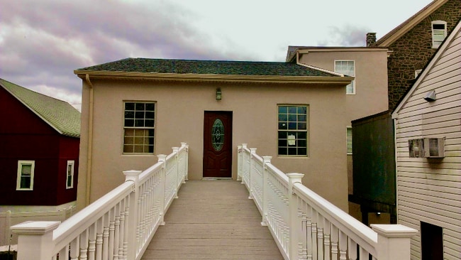 Building Photo - 3118 Main St.