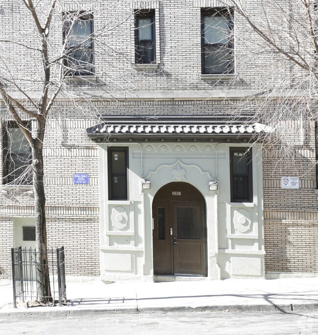 Building Photo - 260 E 194th