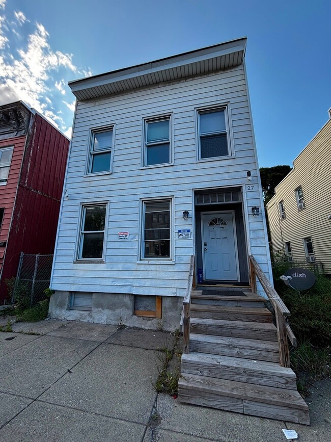 Building Photo - 27 N Lake Ave
