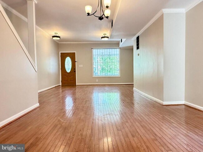 Foto del edificio - 1004 Girard St NW